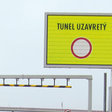 Premenné dopravné značenia upozorňuje vodičov na zmeny v doprave pred vjazdom do tunela